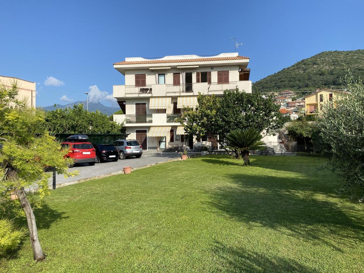 Aparthotel I Fiori Di Pietra Pietra Ligure Exterior foto